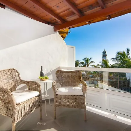 & The Lighthouse Tías